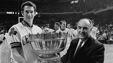 John Havlicek (vlevo) z Bostonu přebírá v roce 1969 cenu Waltera Browna pro... John Havlicek (vlevo) z Bostonu přebírá v roce 1969 cenu Waltera Browna pro...
