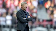 ZAMYŠLENÝ. Sparťanský kouč Zdeněk Ščasný během derby ZAMYŠLENÝ. Sparťanský kouč Zdeněk Ščasný během derby