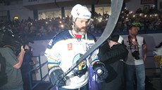 Kladenský útoník Jaromír Jágr nastupuje na led ped duelem s Chomutovem