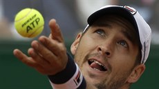 Srbský tenista Duan Lajovi servíruje ve finále turnaje v Monte Carlu.