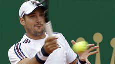 Srbský tenista Duan Lajovi returnuje ve finále turnaje v Monte Carlu.