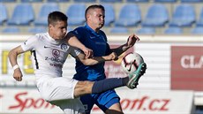 Tomáš Malinský (vpravo) z Liberce a Lukáš Sadílek ze Slovácka v souboji o míč Tomáš Malinský (vpravo) z Liberce a Lukáš Sadílek ze Slovácka v souboji o míč