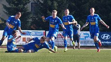 Varnsdorfští fotbalisté slaví gól v duelu proti Zbrojovce Brno. Varnsdorfští fotbalisté slaví gól v duelu proti Zbrojovce Brno.