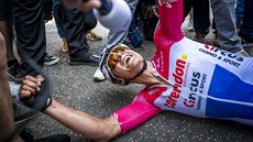 Vyčerpaný nizozemský cyklista Mathieu van der Poel v cíli Amstel Gold Race. | Vyčerpaný nizozemský cyklista Mathieu van der Poel v cíli Amstel Gold Race. |