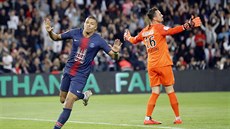 Kylian Mbappé z Paris St. Germain slaví gól proti Monaku.