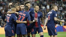 Fotbalisté Paris St. Germain slaví gól proti Monaku.