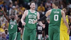 Radost basketbalistů Bostonu v duelu s Indianou Radost basketbalistů Bostonu v duelu s Indianou