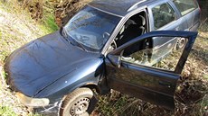 Muž skončil s autem po honičce s celníky v potoce u kempu Peklo u Trutnova (16.... Muž skončil s autem po honičce s celníky v potoce u kempu Peklo u Trutnova (16....
