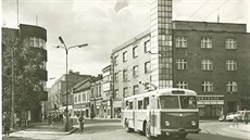 Nároží ulic Dukelské a Hořické s vozem Škoda 8Tr5 č. 69 v roce 1963 Nároží ulic Dukelské a Hořické s vozem Škoda 8Tr5 č. 69 v roce 1963