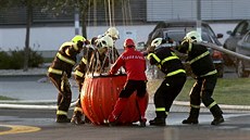 S požárem lesa mezi Chotíkovem a vrchem Krkavec na okraji Plzně bojovalo... S požárem lesa mezi Chotíkovem a vrchem Krkavec na okraji Plzně bojovalo...
