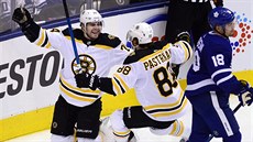 Bostonští Jake DeBrusk (vlevo) a David Pastrňák slaví gól v šestém utkání proti... Bostonští Jake DeBrusk (vlevo) a David Pastrňák slaví gól v šestém utkání proti...