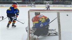 Chomutovský Petr Koblasa překonává brankáře Petra Kváču z Českých Budějovic. Chomutovský Petr Koblasa překonává brankáře Petra Kváču z Českých Budějovic.