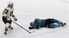 Bezvládný Joe Pavelski ze San Jose po souboji s Codym Eakinem. Vegas šlo... Bezvládný Joe Pavelski ze San Jose po souboji s Codym Eakinem. Vegas šlo...