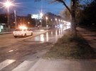 Na večer okolo 20:30h prasklo na Praze 9 potrubí a zaplavil tím dopravu před poliklinikou Na večer okolo 20:30h prasklo na Praze 9 potrubí a zaplavil tím dopravu před poliklinikou