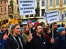 Na Staroměstském náměstí se dnes večer sešlo několik tisíc demonstrujících lidí. Demonstrovalo se také v dalších městech České republiky.
Na Staroměstském náměstí se dnes večer sešlo několik tisíc demonstrujících lidí. Demonstrovalo se také v dalších městech České republiky.