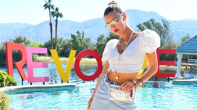 Džínová mini je klasika, která nikdy neomrzí. Abyste nepůsobila příliš vyzývavě, crop top si k ní oblékejte pouze v případě, že vyrážíte k vodě nebo na festival. A to jen v případě, že máte stejně ukázkovou postavu jako modelka Joy Corriganová.