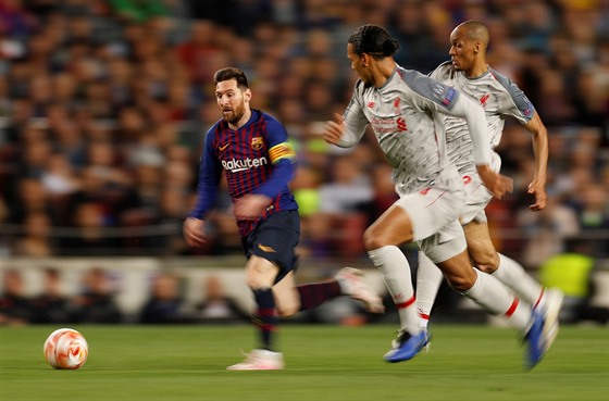 TO JE RYCHLOST. Kdy se Lionel Messi (Barcelona) rozbhne, nestíhají ho obránci...