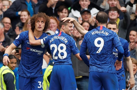 David Luiz (vlevo) se raduje se svými spoluhrái z Chelsea ze vsteleného gólu...
