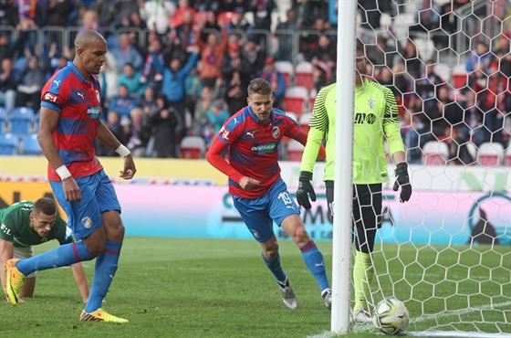 Fotbalisté Plzn dávají druhý gól v zápase proti Jablonci.