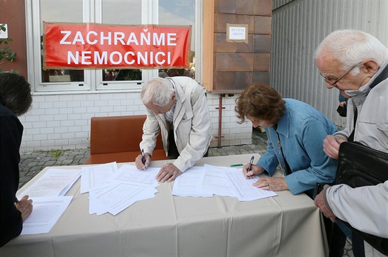 Nkolik stovek lid protestovalo a podepisovalo petici proti prodeji akci...