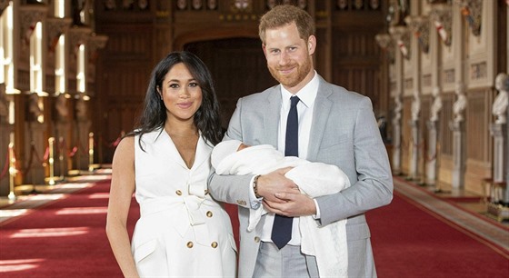 Princ Harry a vévodkyn Meghan poprvé ukázali syna, který dostal jméno Archie...