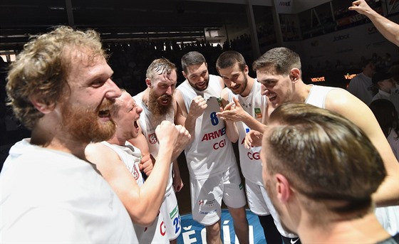 Díntí basketbalisté slaví postup do ligového semifinále. Zleva Robert Landa,...