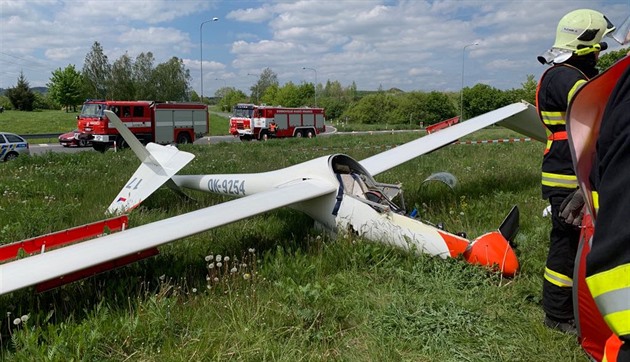 Vtro havaroval na okraji Hranic do stedu kruhového objezdu. Pilot nepeil...