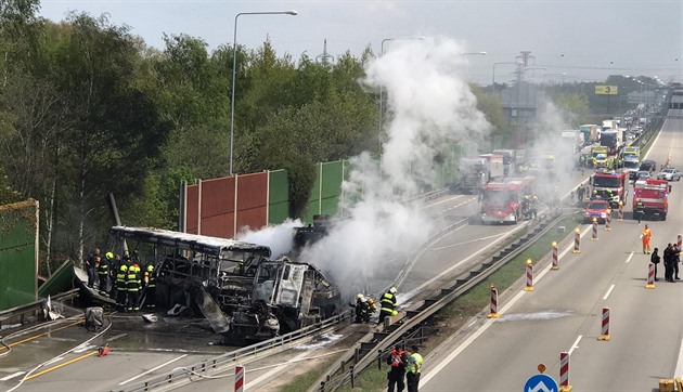 Na Praském okruhu boural  a shoel autobus vzeské sluby. Jeden lovk pi...