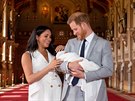 Princ Harry a vévodkyn Meghan poprvé ukázali syna, který dostal jméno Archie...