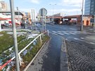 Po přečtení dnešního deníku takto činím další pokus o zjednání nápravy, resp. vysvětlení proč nejde rozšířit chodník. Již vloni jsem psal na IPR a nic.
Klandr je přímo u stanice metra Háje resp. navíc u přechodu pro chodce kde stávající šířka chodníku Po přečtení dnešního deníku takto činím další pokus o zjednání nápravy, resp. vysvětlení proč nejde rozšířit chodník. Již vloni jsem psal na IPR a nic.
Klandr je přímo u stanice metra Háje resp. navíc u přechodu pro chodce kde stávající šířka chodníku