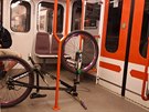 Nebezpečný transport kola v soupravě metra. V případě prudkého zastavení může kolo někoho zranit. Navíc není takto povoleno kola převážet přepravním řádem. Nebezpečný transport kola v soupravě metra. V případě prudkého zastavení může kolo někoho zranit. Navíc není takto povoleno kola převážet přepravním řádem.
