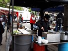 Na trhu na Náměstí Jiřího z Poděbrad lze zakoupit i různá čerstvě připravovaná jídla a občerstvit se. Na trhu na Náměstí Jiřího z Poděbrad lze zakoupit i různá čerstvě připravovaná jídla a občerstvit se.