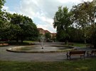 Domnívám se, že park na Karlově náměstí je ve výborném stavu co se dřevin, křovin a rostlin týká. Stačilo by pouze opravit chodníky a zaplotit zdobným plůtkem (jako je na nábřeží u sochy císaře a krále Františka I.) přístup do parku mimo určené cesty, tí Domnívám se, že park na Karlově náměstí je ve výborném stavu co se dřevin, křovin a rostlin týká. Stačilo by pouze opravit chodníky a zaplotit zdobným plůtkem (jako je na nábřeží u sochy císaře a krále Františka I.) přístup do parku mimo určené cesty, tí