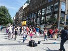 Nevšední zážitek prožili návštěvníci Prahy na Václavském náměstí. Příslušníci Hari Krišna pochodují za bubnování a zpěvem po městě. Nevšední zážitek prožili návštěvníci Prahy na Václavském náměstí. Příslušníci Hari Krišna pochodují za bubnování a zpěvem po městě.