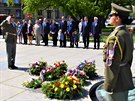 Na mnoha místech Prahy se dnes konala vzpomínková setkání u příležitosti 74. výročí konce 2. světové války. V Praze 6 byly na Vítězném náměstí položeny věnce u Památníku čs. zahraničním vojákům. V nedaleké Technické ulici také u Pomníku válečným parašutis Na mnoha místech Prahy se dnes konala vzpomínková setkání u příležitosti 74. výročí konce 2. světové války. V Praze 6 byly na Vítězném náměstí položeny věnce u Památníku čs. zahraničním vojákům. V nedaleké Technické ulici také u Pomníku válečným parašutis