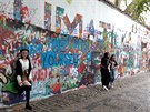 Lennonova zeď, která byla nedávno přemalována, stále je zajímavým fotoobjektem mezi samotnými Pražany i turisty. Lennonova zeď, která byla nedávno přemalována, stále je zajímavým fotoobjektem mezi samotnými Pražany i turisty.