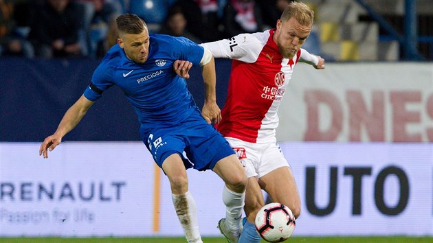 Radim Breite z Liberce (vlevo) a Mick Van Buren ze Slavie bojují o míč. Radim Breite z Liberce (vlevo) a Mick Van Buren ze Slavie bojují o míč.
