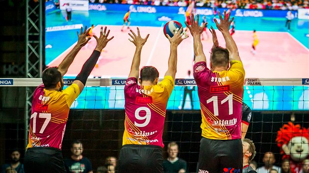 Trojblok Liberce během zápasu proti Budějovicím. Zleva: Andrej Grut, Jakub... Trojblok Liberce během zápasu proti Budějovicím. Zleva: Andrej Grut, Jakub...