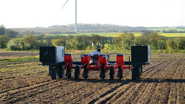 Autonomní stroj Robotti poprvé v Česku. Stroj zvládne obdělat deset hektarů... Autonomní stroj Robotti poprvé v Česku. Stroj zvládne obdělat deset hektarů...