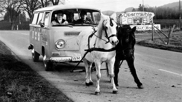 Ropná krize začala v polovině října 1973 a postihla všechny spojence Izraele v... Ropná krize začala v polovině října 1973 a postihla všechny spojence Izraele v...
