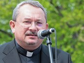 Veřejné čtení jmen obětí holocaustu před karlovarskou hlavní poštou. Četl také... Veřejné čtení jmen obětí holocaustu před karlovarskou hlavní poštou. Četl také...