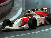 Ayrton Senna zdraví diváky po výhe v Monaku, rok 1993.