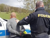 Policisté zadrželi na Rokycansku muže, který ujížděl před jejich kolegy v... Policisté zadrželi na Rokycansku muže, který ujížděl před jejich kolegy v...