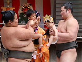 Asistují u nj studenti zápasu sumo.
