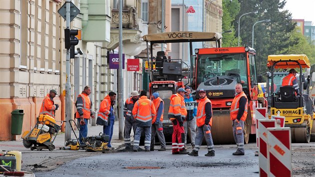 Oprava povrchu Zpadn ulice od Chebskho mostu po kiovatku s ulic Dr. Engla. Dopravn situace je zde i kvli vypnutm semaform sloit, ve pice ji usmruj policist.