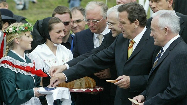 Gnter Verheugen, Vladimr pidla, Gerhard Schrder a Leszek Miller  oslavuj rozen Evropsk unie v esko-polsko-nmeckm Trojmez mezi Hrdkem nad Nisou, itavou a Bogatyn. (1. kvtna 2004)