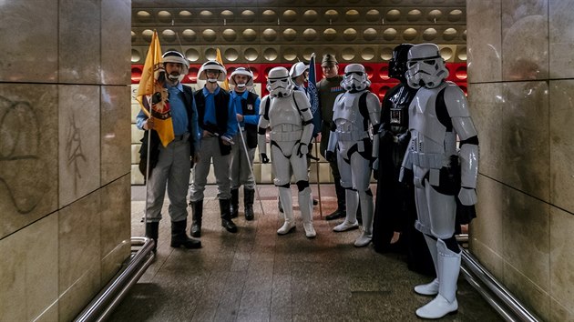 Fanouci Star Wars uspodali ke dni populrn sci-fi srie  pochod Prahou. (4. kvtna 2019)