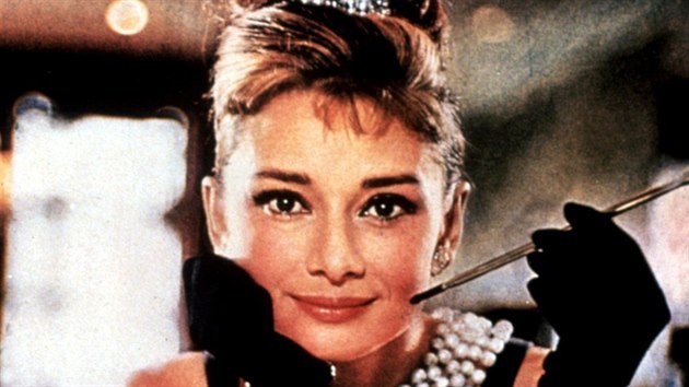 Audrey Hepburnov v malch ernch atech ve filmu Sndan u Tiffanyho