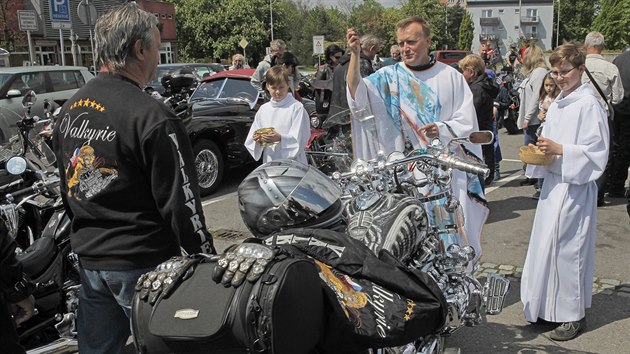 Far Vtzslav ehulka vem motorkm a jejich strojm poehnal. (8. kvtna 2019)