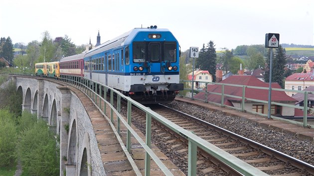 Liberec si v sobotu pipomnl 160 let od doby, co do msta pijel prvn vlak. eleznin tra z Pardubic do Liberce je dlouh 196 kilometr a vznikla za pouh ti roky. (4. kvtna 2019)